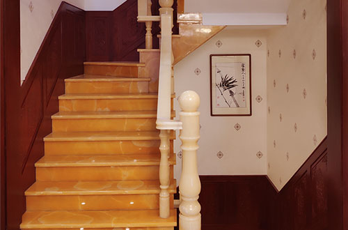 浙江中式别墅室内汉白玉石楼梯的定制安装装饰效果