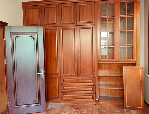 浙江中式家庭装修里定制的实木衣柜效果图